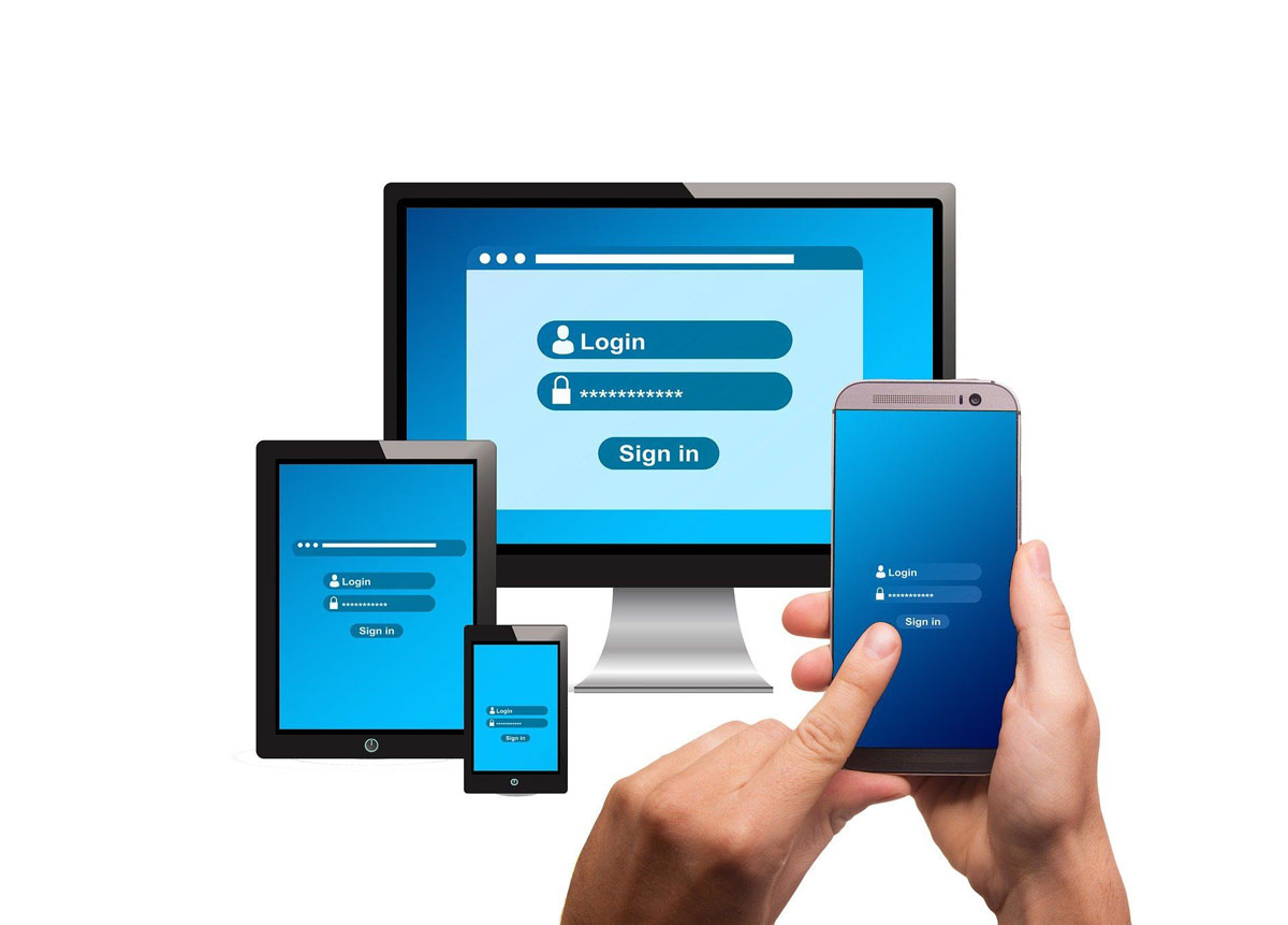 Bildschirm von einem PC, Tablet, und Smartphone, wo jeweils ein Login Fenster geöffnet ist.