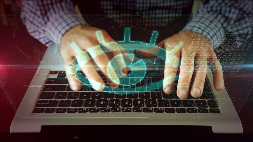 Mann schreibt auf Laptop-Tastatur mit Spion Auge
